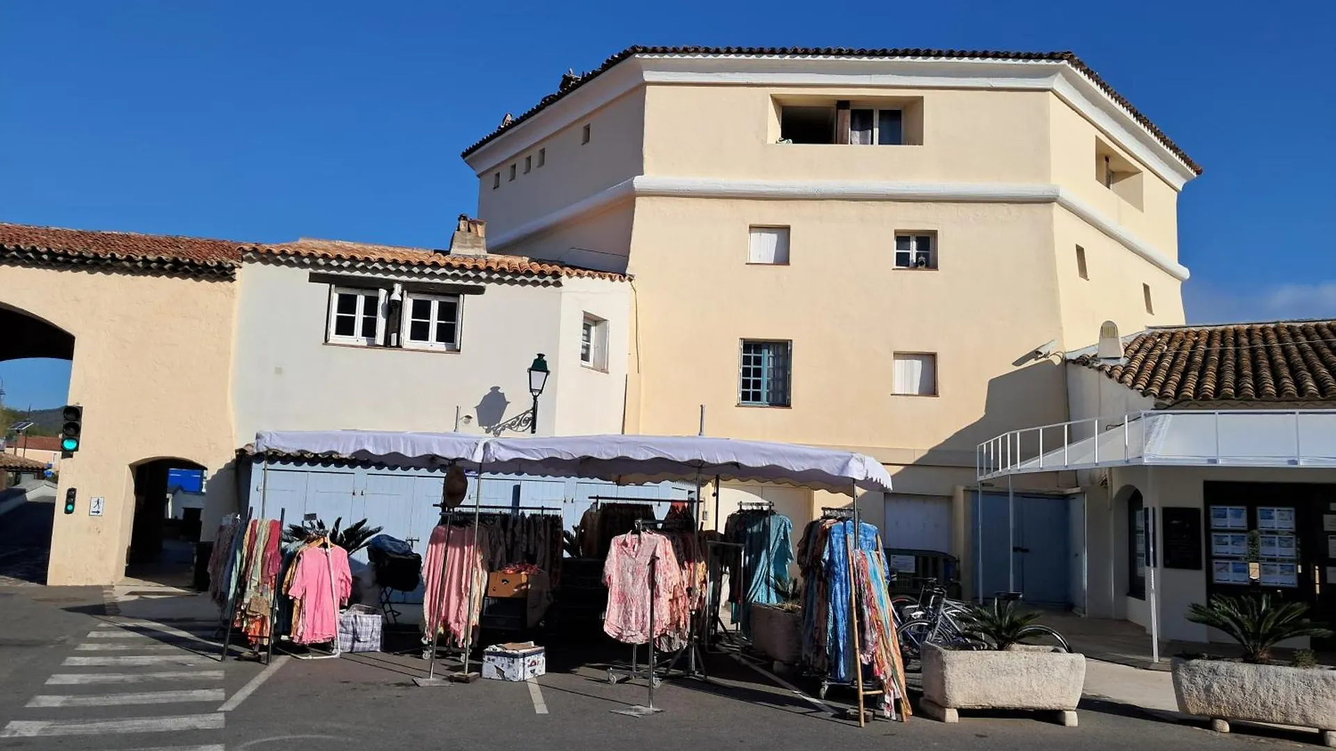 Apartment Studio Dans Une Tour Mythique A Port Grimaud