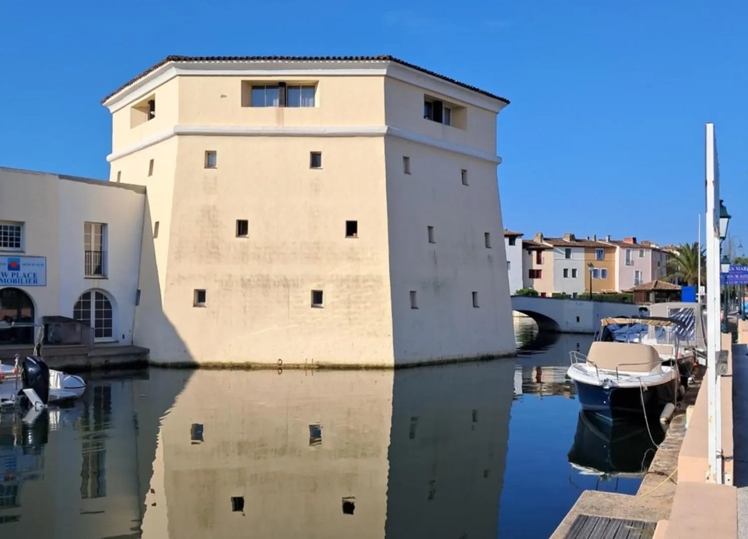 Studio Dans Une Tour Mythique A Port Grimaud